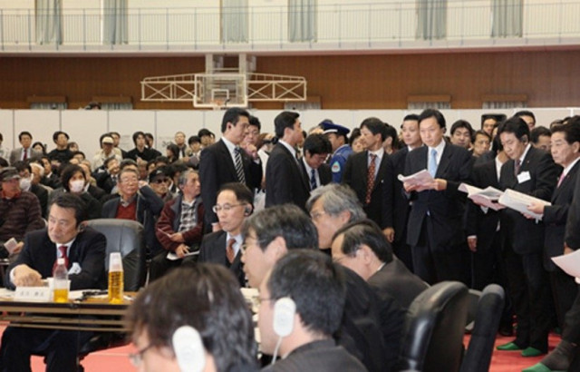 行政刷新会議による予算を削減するための事業仕分けの様子を視察する鳩山由紀夫首相（2009年11月/内閣官房広報室）