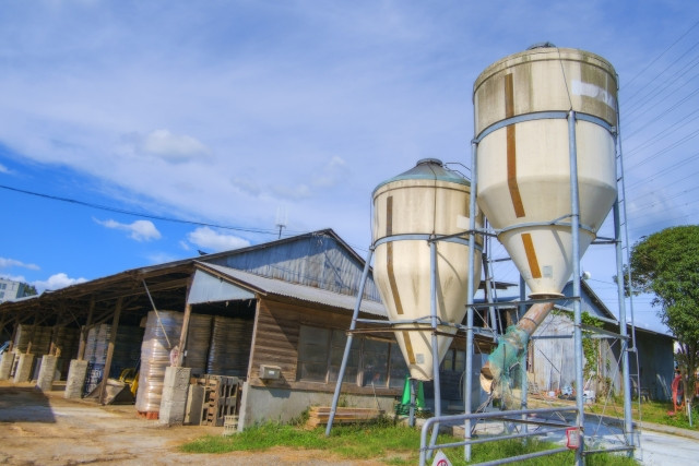牛舎の前にある道路の音が原因で牛が怪我をしてしまう。どう防げばいい？