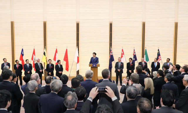 2019年1月、TPP11協定の発効記念式典で各国代表を前に挨拶する安倍首相/首相官邸HPより