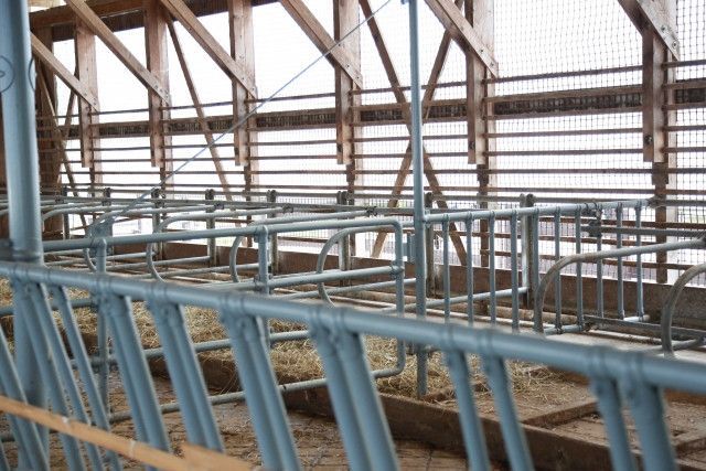 牛舎の改装を安く行う方法はないでしょうか？鉄骨の価格が上がった影響で困っています