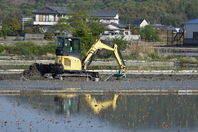 レンコンを栽培するのに最低限必要な農具を教えてほしいです