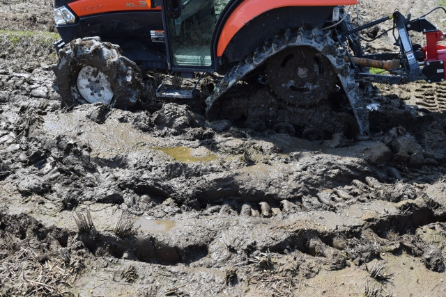大型の農機具で圧縮されてしまった土壌を改善できる方法はありますか？