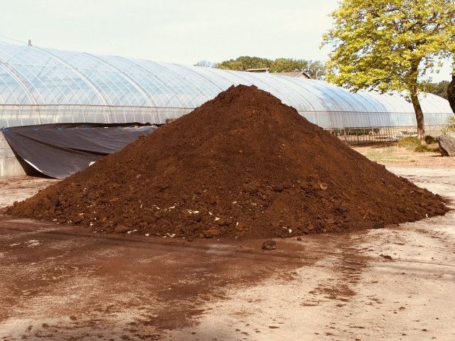 芝生の肥料を豚糞に変えたが、散布機に移し替える作業が大変!効率化する方法は?