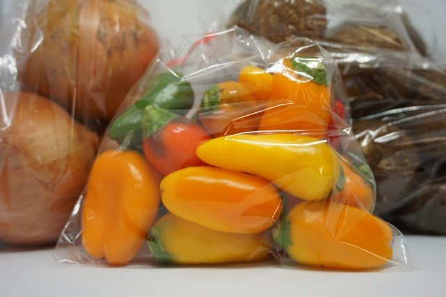 野菜の袋詰めには、バックシーリングテープとビニールテープのどちらで止めるのがいいの?