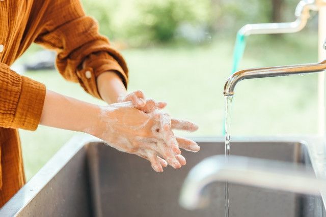 トマトの灰汁（アク）で手が真っ黒に。黒くならない方法や落とすための洗剤はありますか？