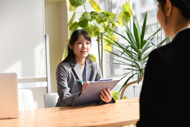 特定技能外国人を受け入れた際の面談は、誰がどのように行えばいい?