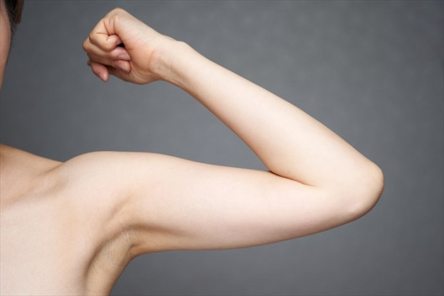 腕の筋肉とお腹の脂肪に悩んでいます。農作業中にできるトレーニングは？