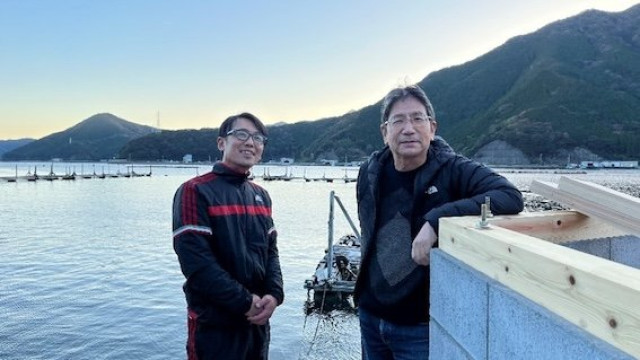 友永工業水産事業部の木野さん（左）と、SARABiO温泉微生物研究所の濱田会長/同社提供