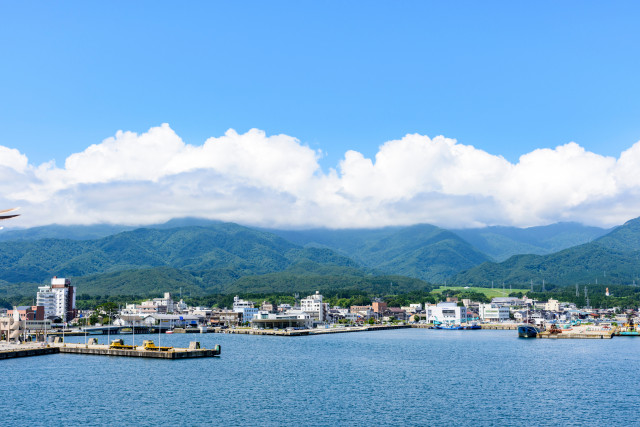 獲れた魚は東京に出荷してしまうので、島内に出回らず観光客の低下につながっている