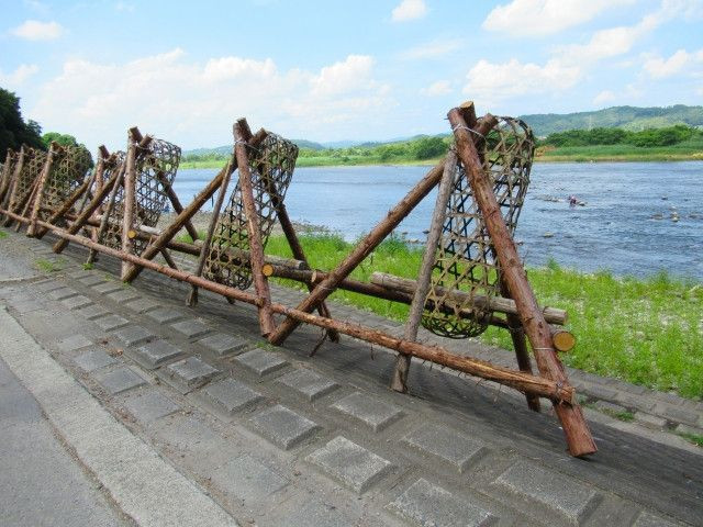 ウナギの延縄漁で、川に仕掛けたウナギ籠の盗難を防ぐ方法は